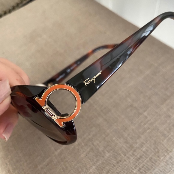 Sunglasses ferragamo - Picture 2 of 3